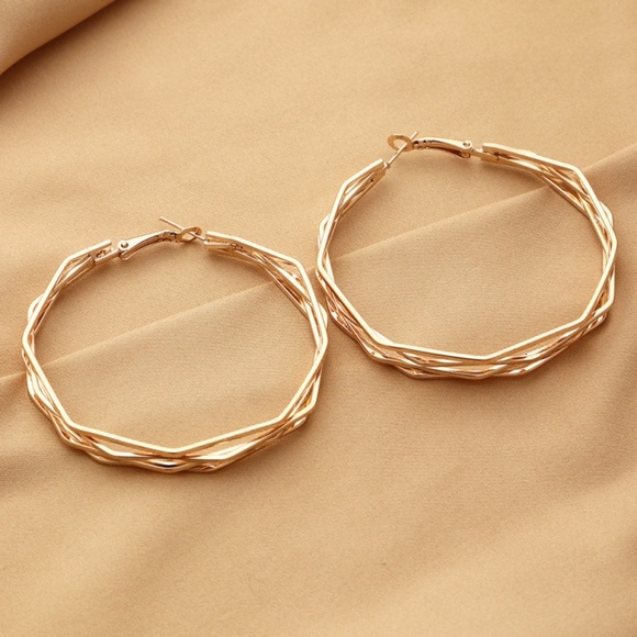 **FLEUR* Gold Geometric Design Fashion Hoop Earrings - Picture 4 of 5